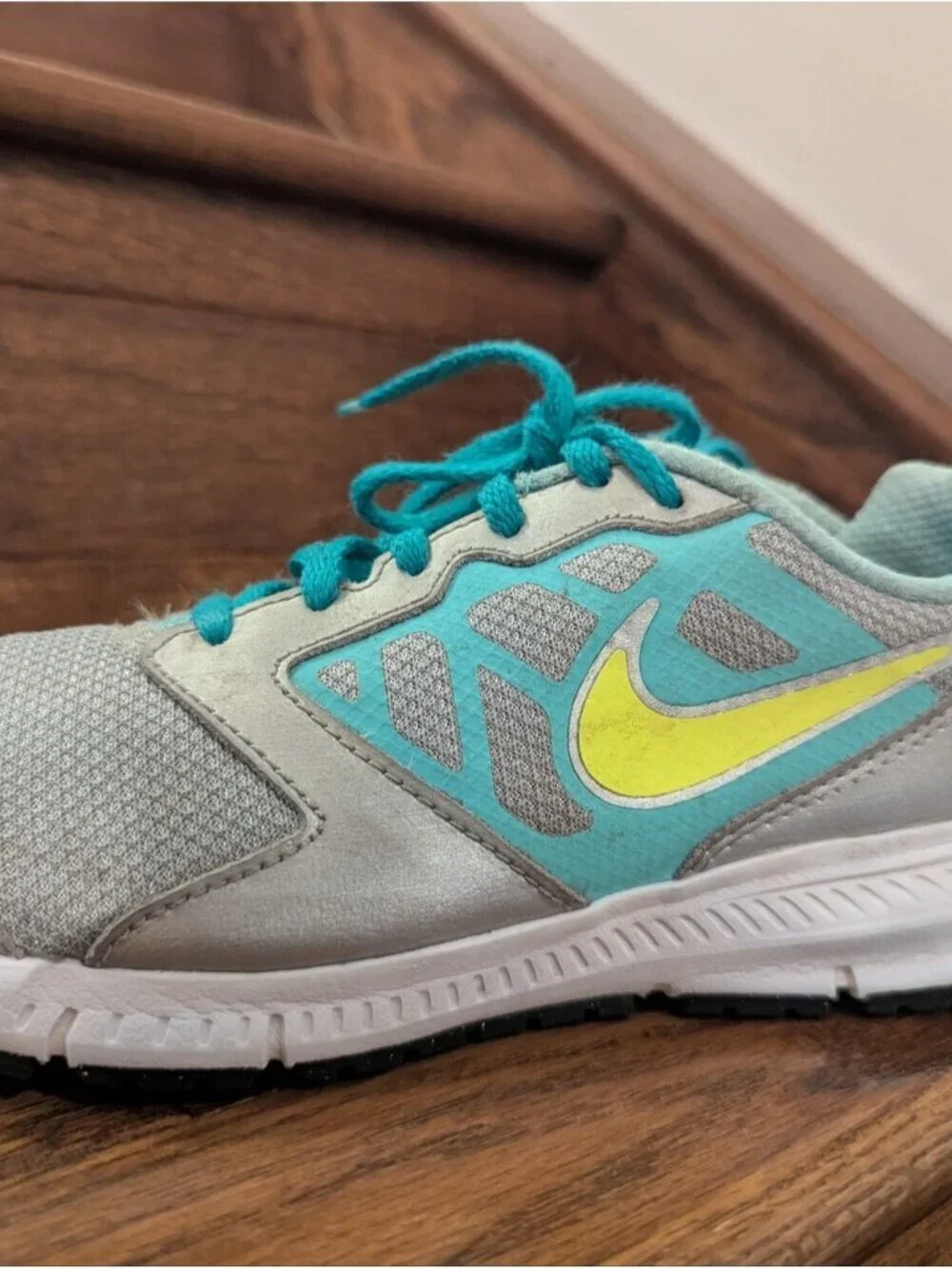 Nike Runners DOWNSHIFTER 6 GS/PS Silver & Teal Shoes Girls Size 3 Youth